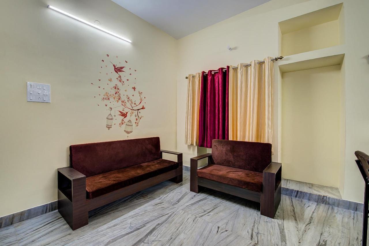 Oyo 12960 Hotel Adrija Salt Lake City Екстериор снимка
